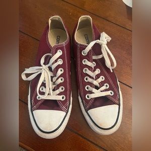 Converse maroon tennis shoes